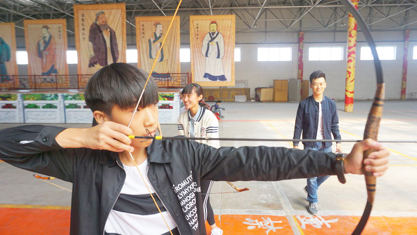 射箭选手操如熟练，射中靶心取胜的简单介绍