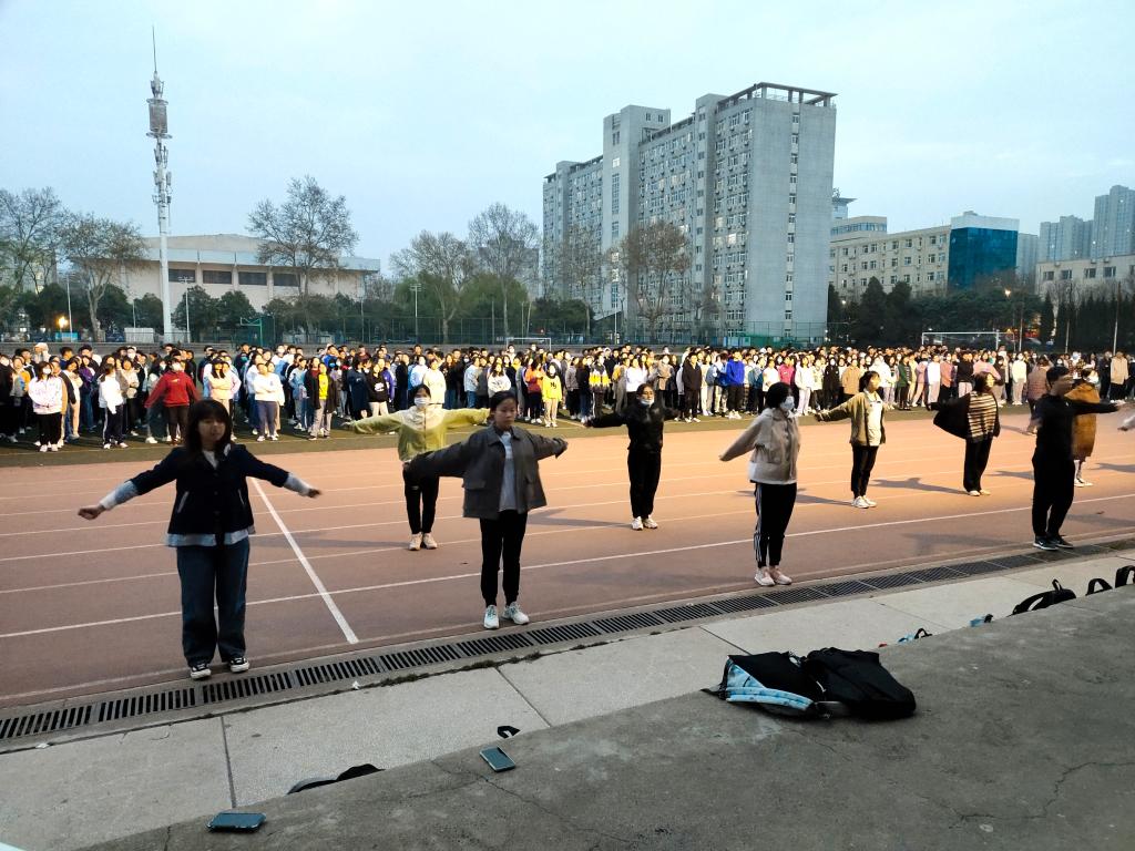 多恩积极备战下一场比赛,瞄准三分 多恩积极备战下一场比赛,瞄准三分