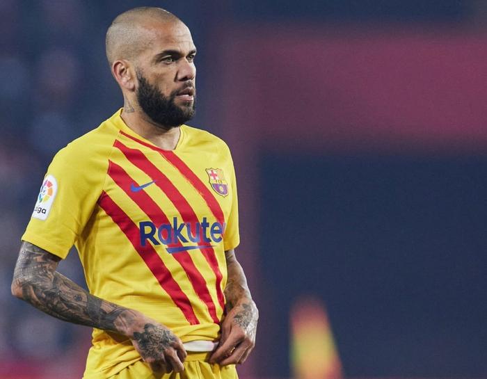 阿尔维斯客场爆冷逆转，全队比赛欢呼