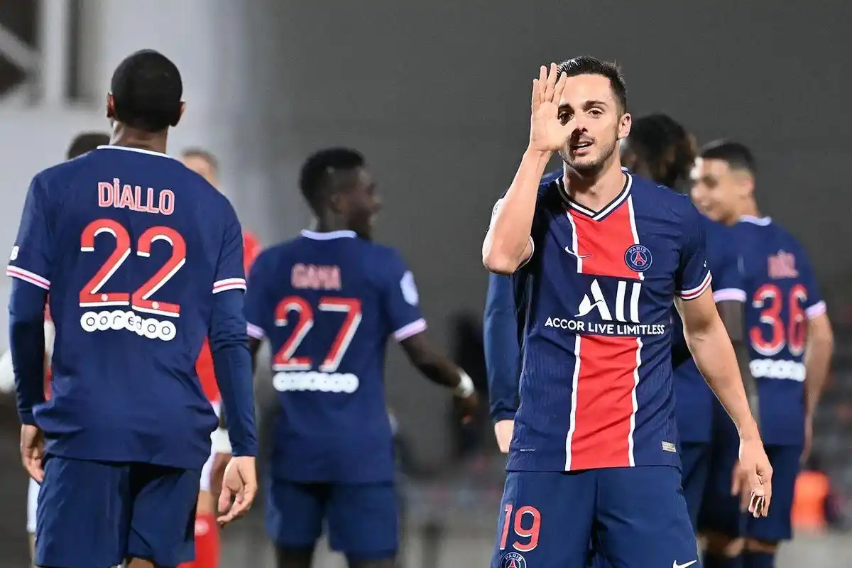 圣埃蒂安队员连续进球,帮助球队继续向前冲 圣埃蒂安队员连续进球,帮助球队继续向前冲