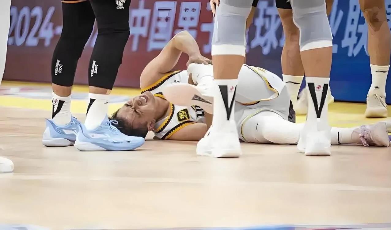 球队在本轮比赛中打出超级进攻,压制对手 球队在本轮比赛中打出超级进攻,压制对手