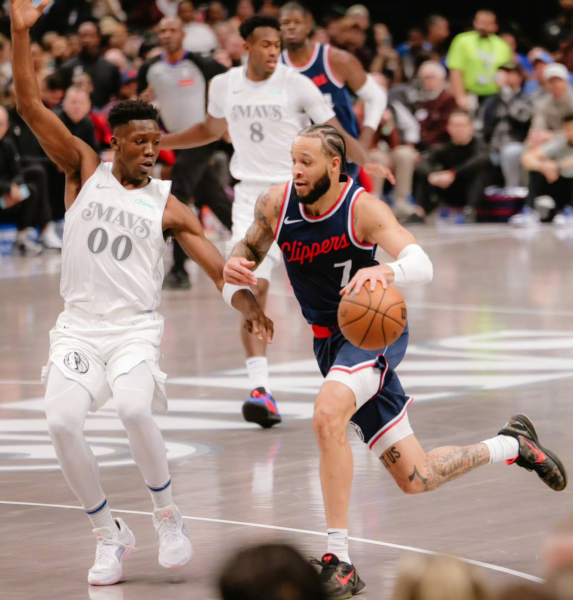 乔治砍下40分助快船击败独行侠，夺得四连胜