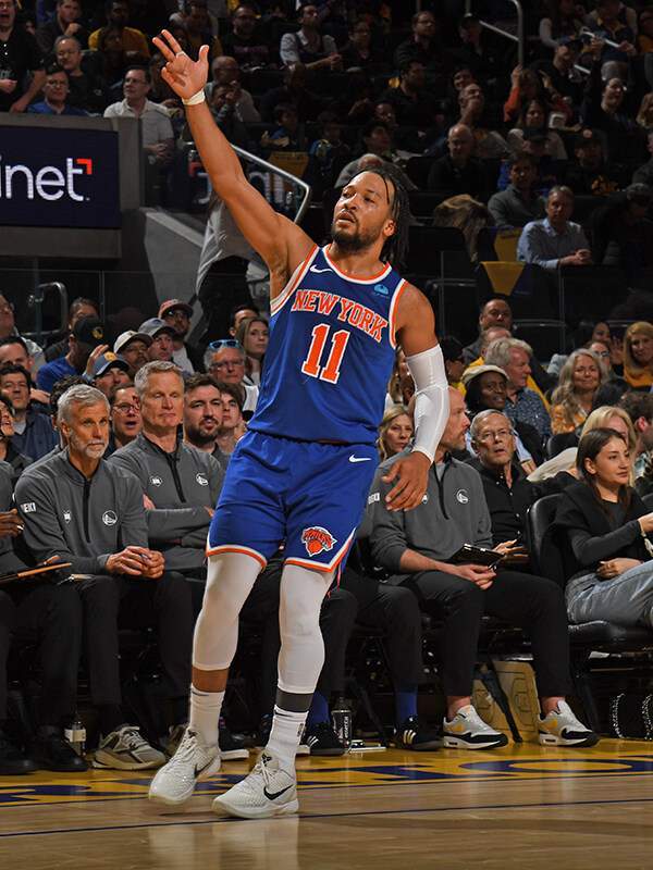 勇士豪取胜利，继续占据榜首