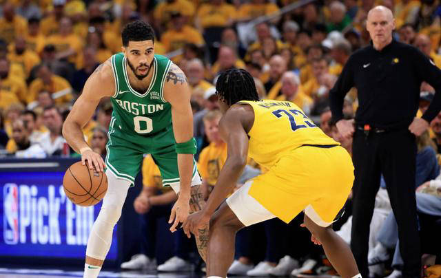 热火大胜凯尔特人,稳坐榜首 热火大胜凯尔特人,稳坐榜首