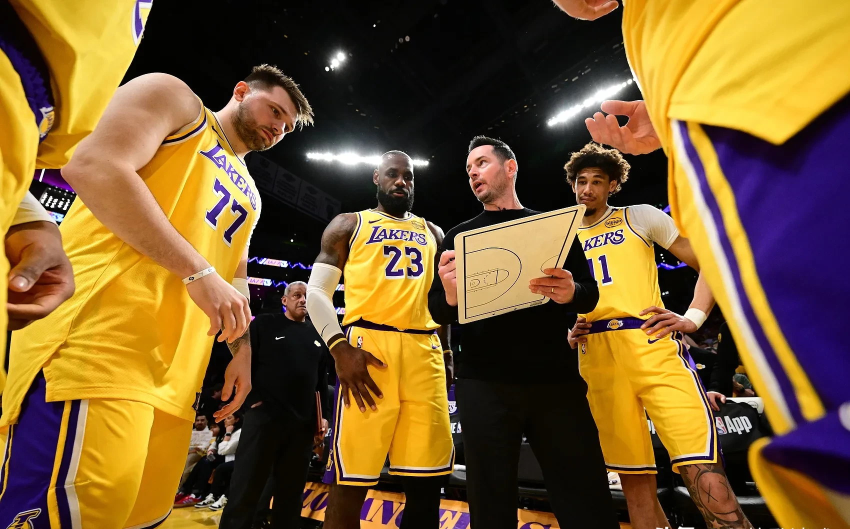 湖人客场击败骑士，继续领跑西部